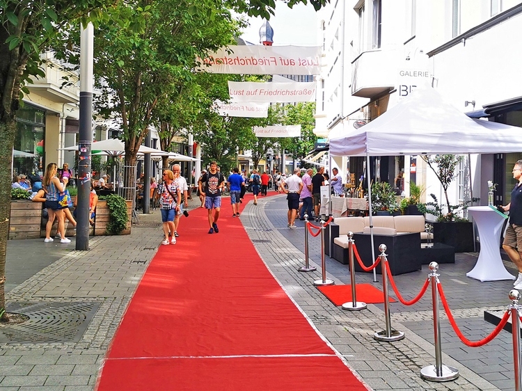 Ein langer roter Teppich der in der Friedrichstrasse Bonn liegt.