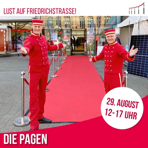 Zwei Pagen stehen vor einem roten Teppich
